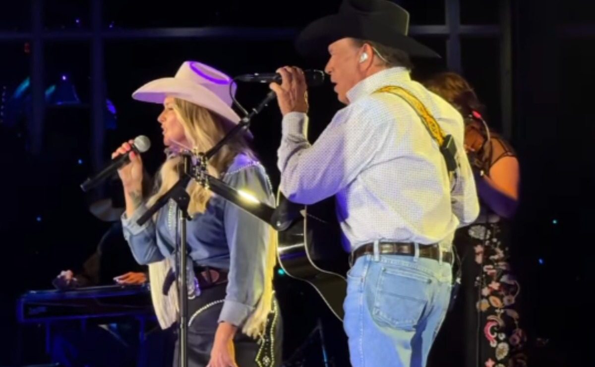 George Strait And Miranda Lambert Team Up For Beautiful Duet Of “I Just Want to Dance with You” During Texas Show