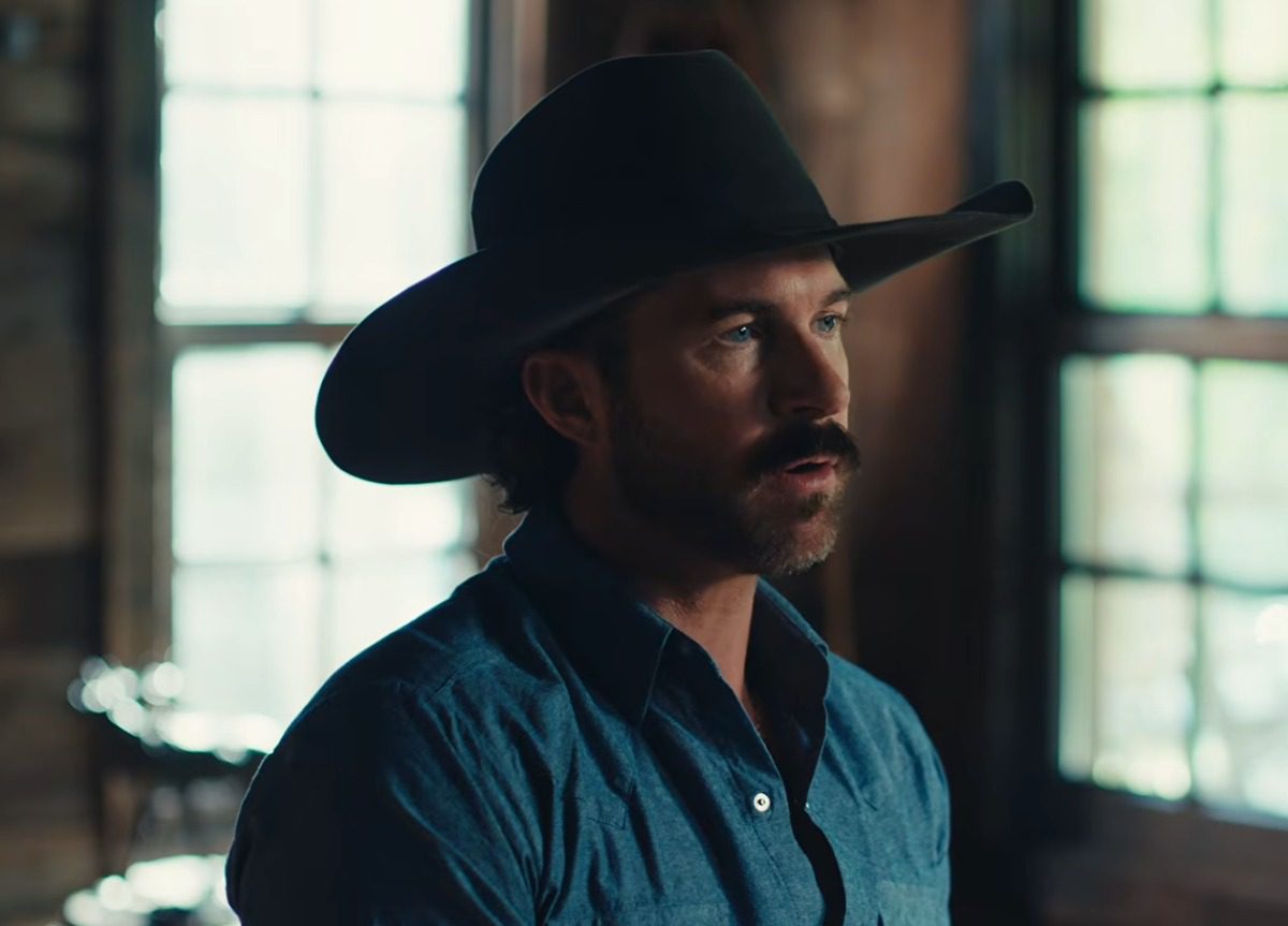 Riley Green Shaved Off His Signature Mustache & The Ladies Are NOT Happy About It