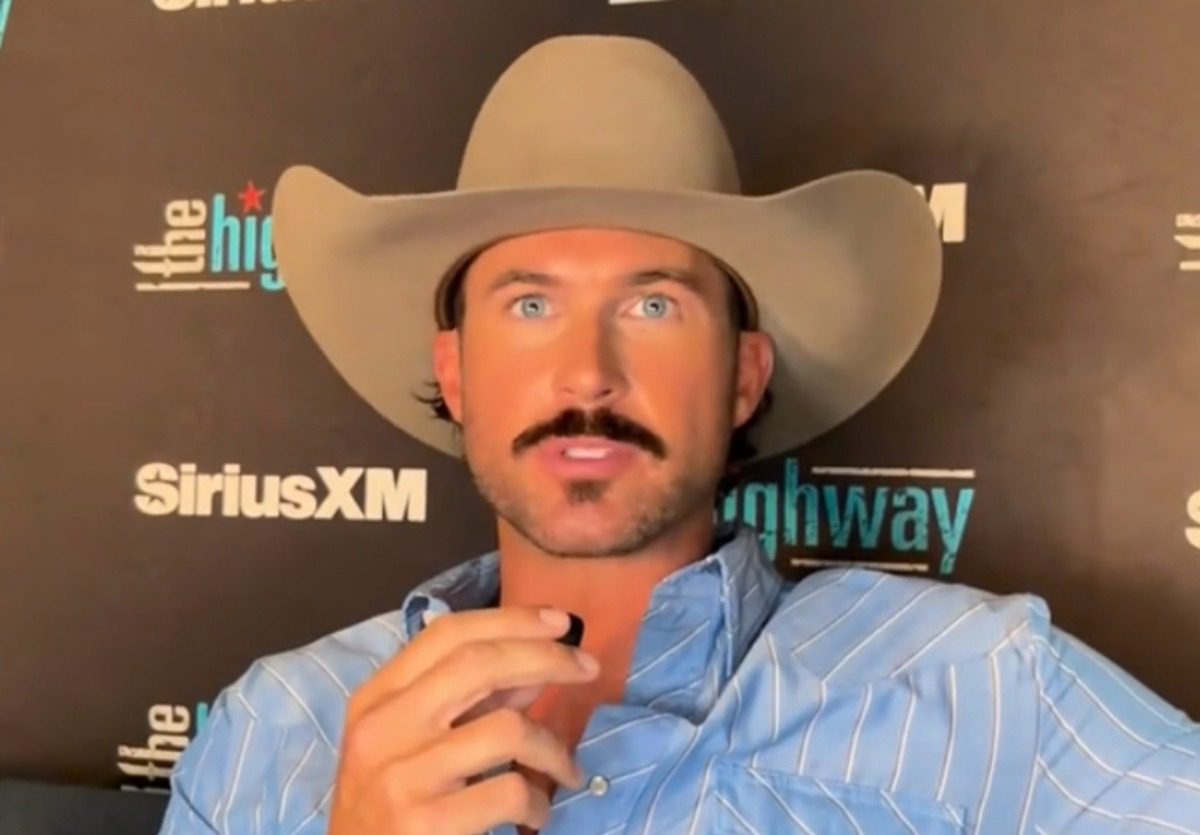 “The Internet’s A Scary Place… Be Careful Out There” — Riley Green Says He Gets A Ton Of DMs From People Who Think They’re In A Relationship With Him
